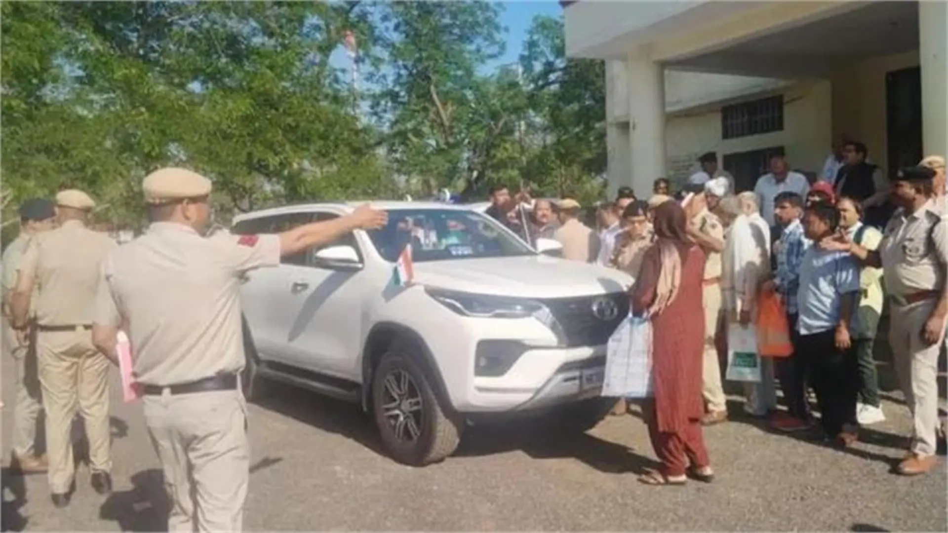 Haryana: Woman Stops Minister’s Convoy in Jhajjar, Breaks Down Over 14-Year Land Dispute